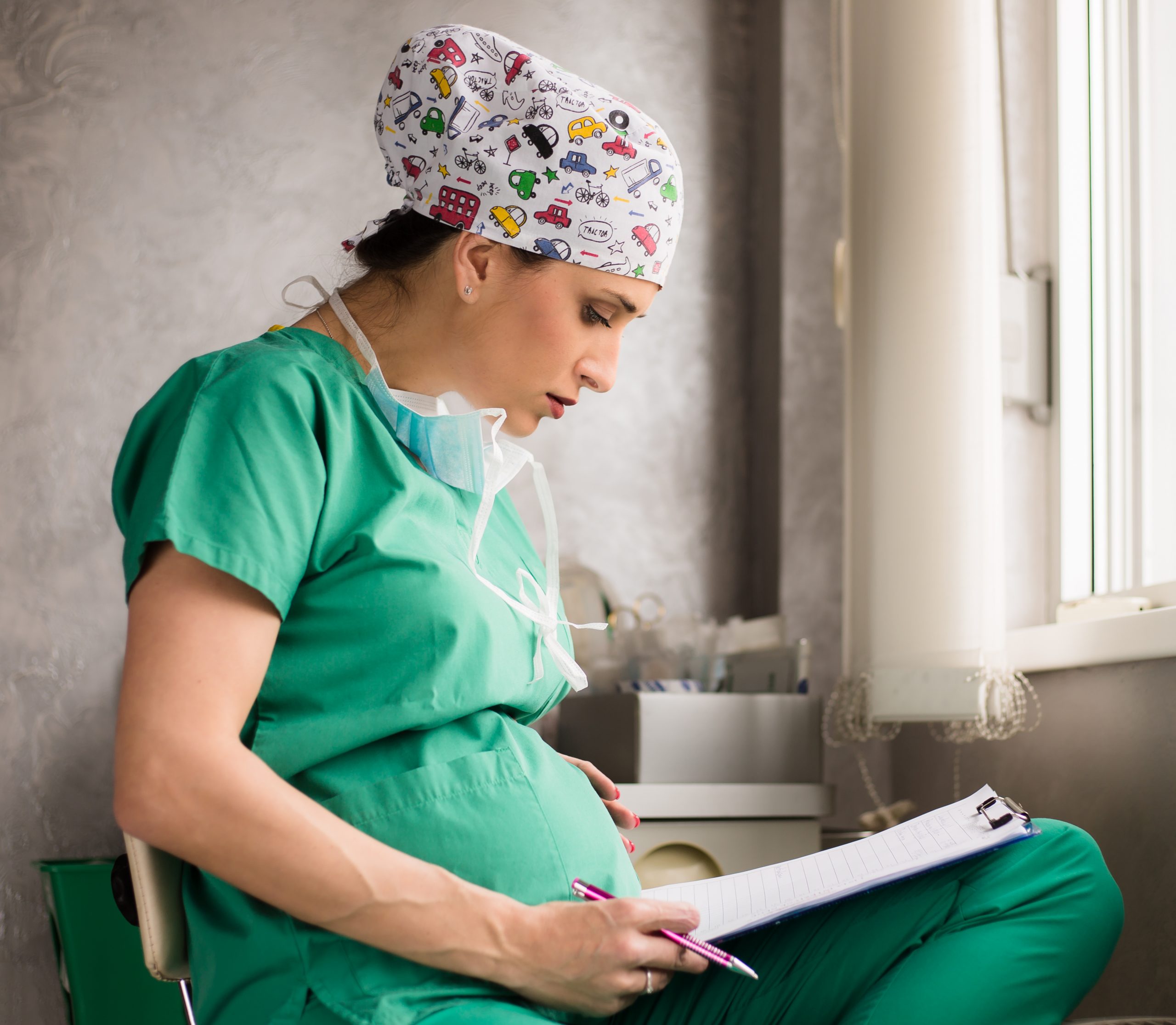 Schwangere Ärztin bei der Arbeit